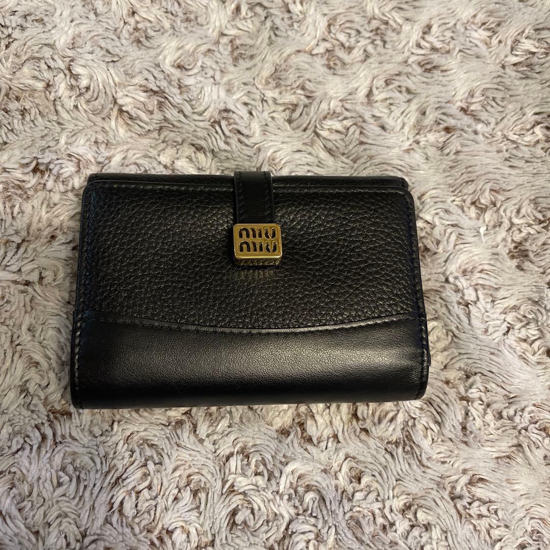 MIU MIU ブラックレザーロゴベルト三つ折り財布